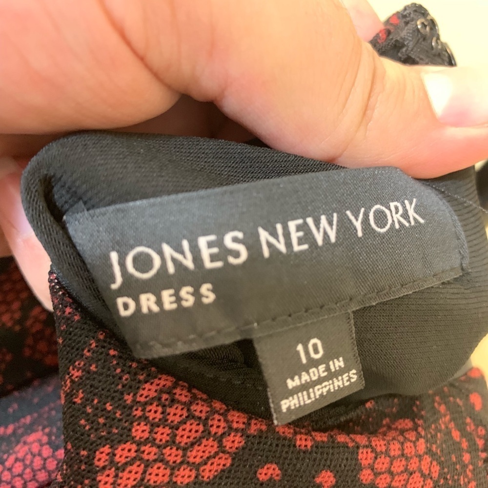 Jones New York Paisley Red and Black Ruched Front Dress Size 10 - Picture 6 of 6